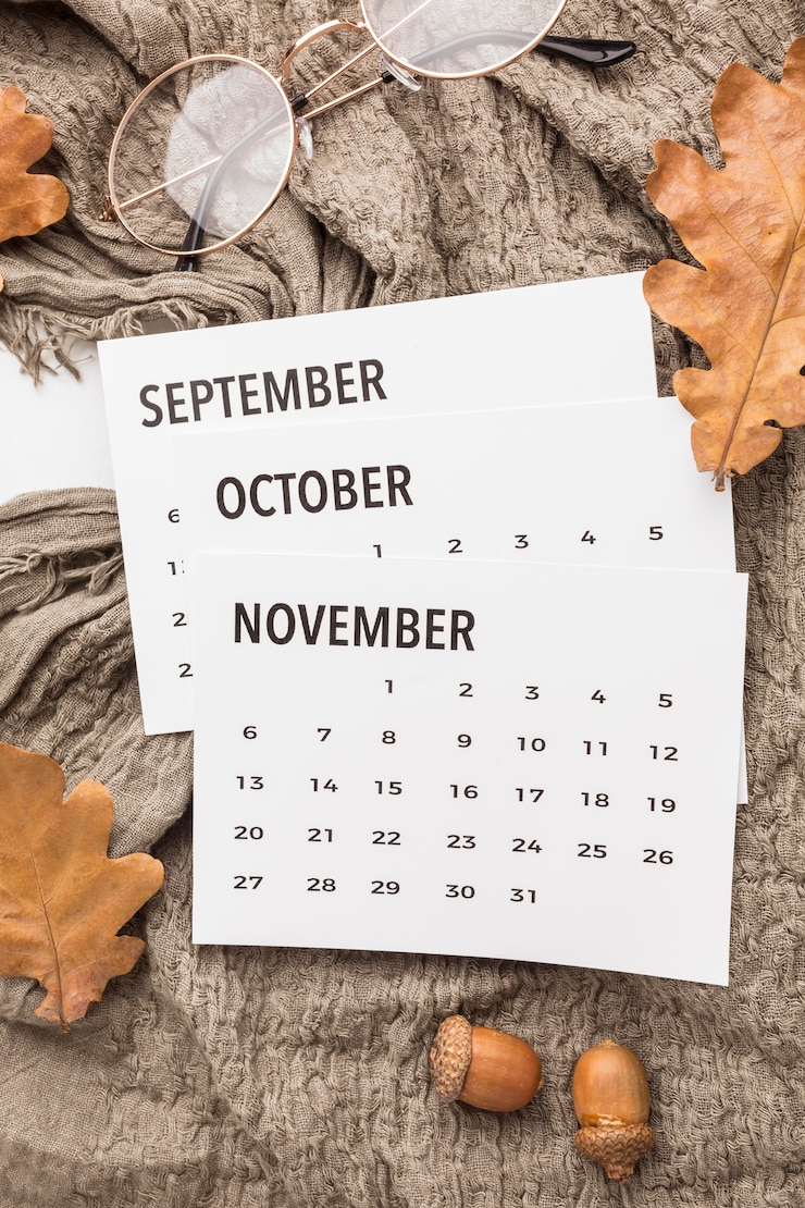 Foto gratuito vista dall'alto del calendario con foglie autunnali e bicchieri