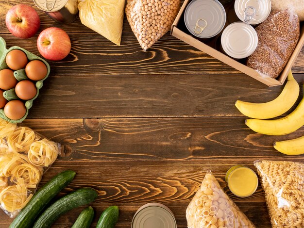 Vista dall'alto del cibo per la donazione con frutta e altre disposizioni