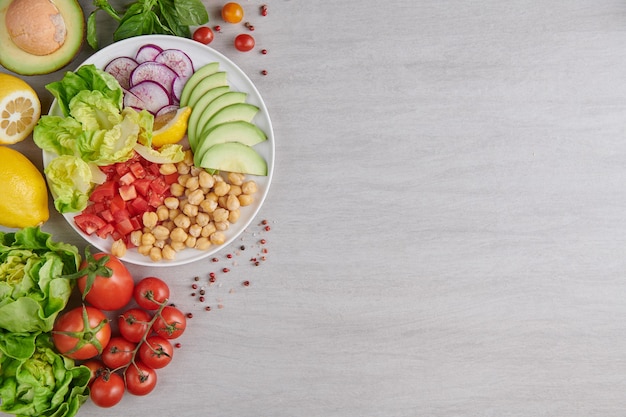 Vista dall'alto del cibo vegetariano sano ed equilibrato