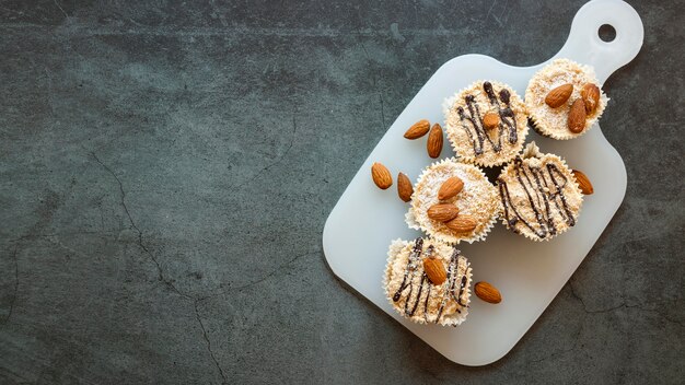 Vista dall'alto del concetto di cupcakes con copia spazio