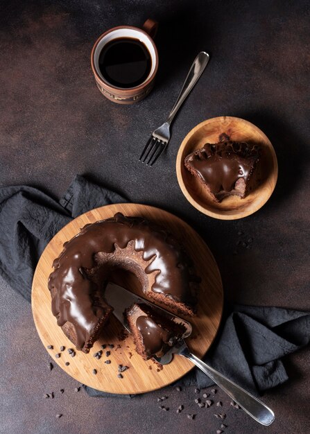 Vista dall'alto del concetto di deliziosa torta al cioccolato