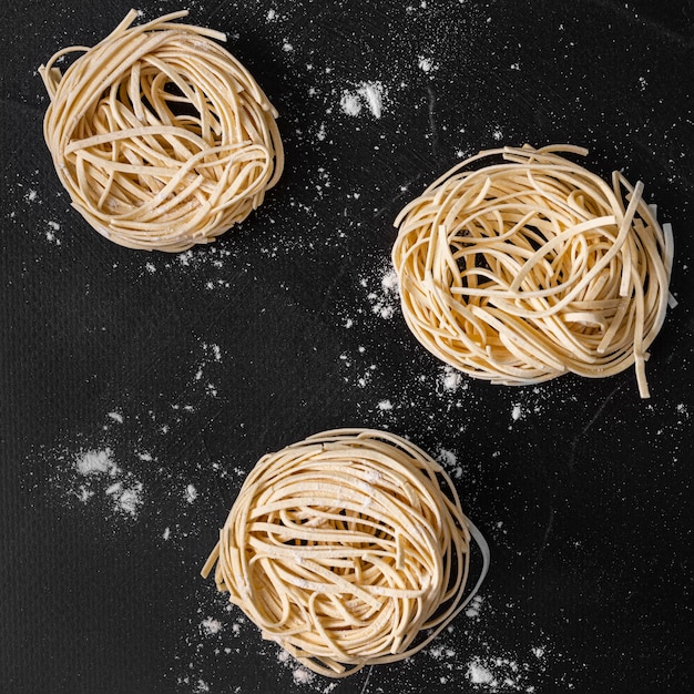 Vista dall'alto del concetto di disposizione delle tagliatelle