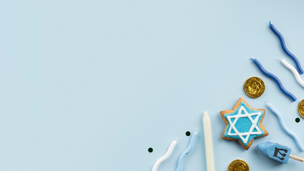 Vista dall'alto del concetto di Hanukkah con copia spazio