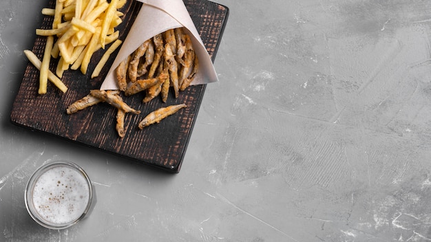 Vista dall'alto del concetto di pesce e patatine fritte con lo spazio della copia