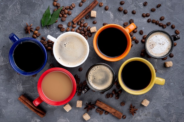 Vista dall'alto del concetto di tazze di caffè