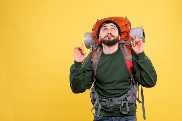 Vista dall'alto del concetto di viaggio con giovane ragazzo con packpack e rivolto verso l'alto