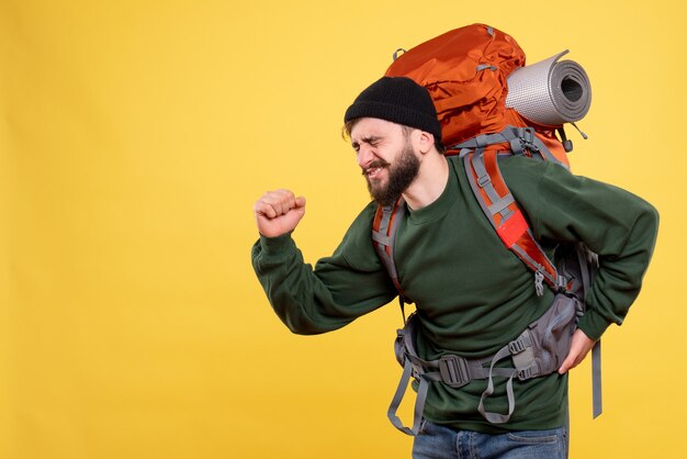 Vista dall'alto del concetto di viaggio con giovane ragazzo problematico con packpack che soffre di mal di schiena