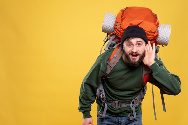 Vista dall'alto del concetto di viaggio con il giovane ragazzo con packpack ascoltando gli ultimi pettegolezzi