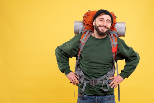 Vista dall'alto del concetto di viaggio con sorridente felice giovane ragazzo con packpack