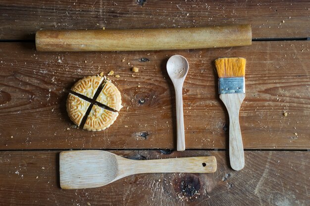 Vista dall&#39;alto del cookie con utensili di legno