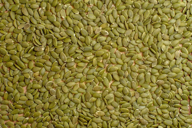 Vista dall'alto del dado di semi di zucca verde molti verde