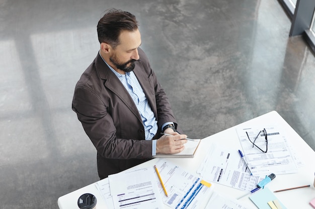 Vista dall'alto del datore di lavoro professionale vestito formalmente