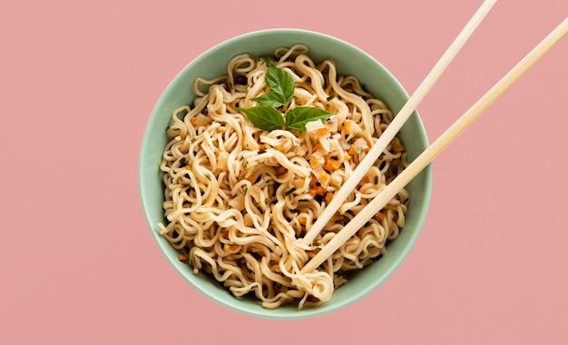 Vista dall'alto del delizioso concetto di ramen