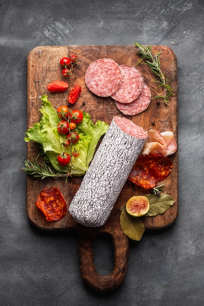 Vista dall'alto del delizioso concetto di salame