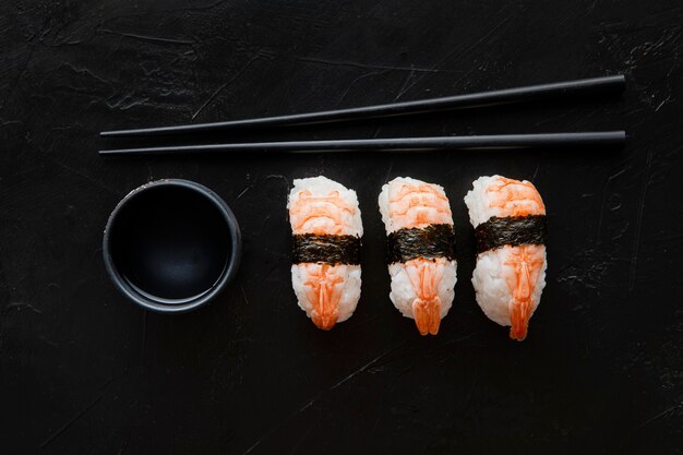 Vista dall'alto del delizioso concetto di sushi