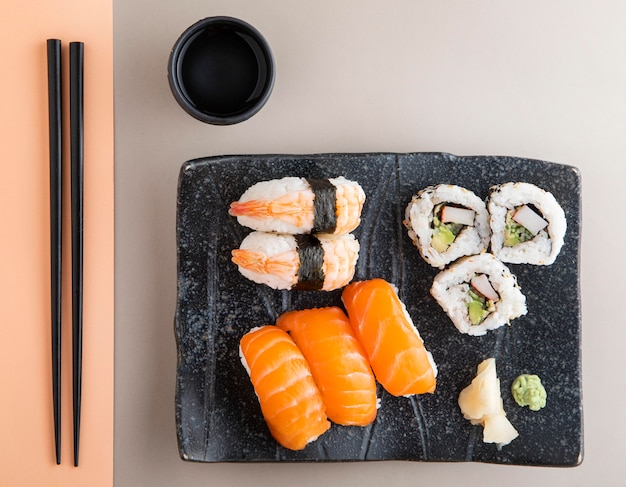 Vista dall'alto del delizioso concetto di sushi