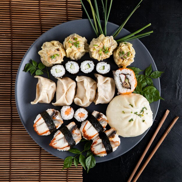 Vista dall'alto del delizioso concetto di sushi