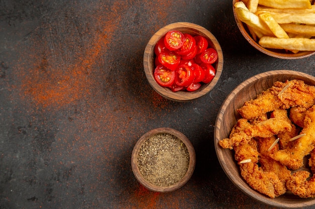 Vista dall'alto del delizioso pollo fritto con patatine fritte?