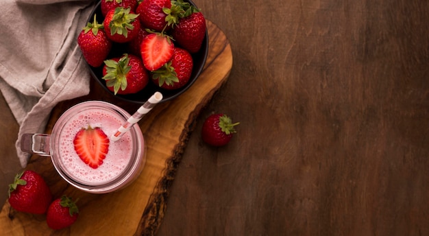 Vista dall'alto del frappè alla fragola con paglia e copia spazio