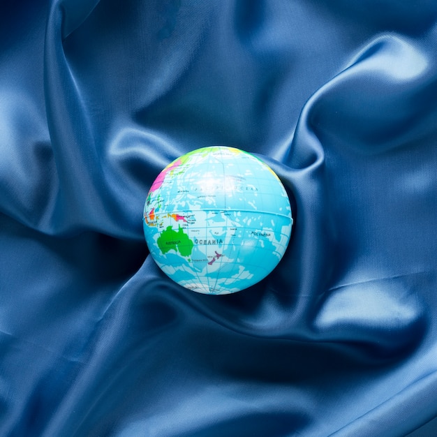 Vista dall'alto del globo su raso blu