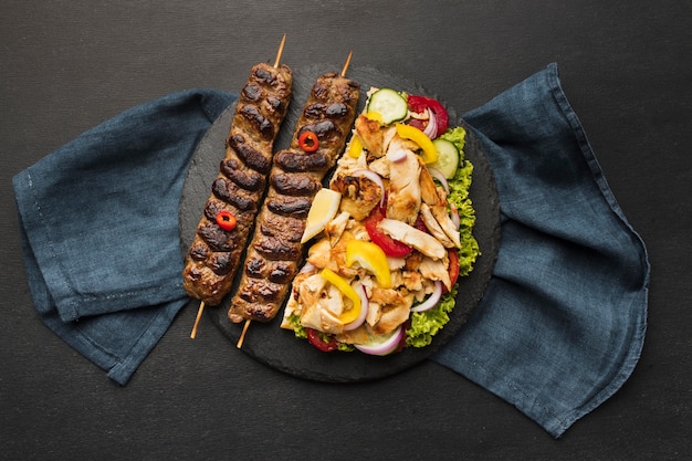 Vista dall'alto del gustoso kebab sull'ardesia con un panno