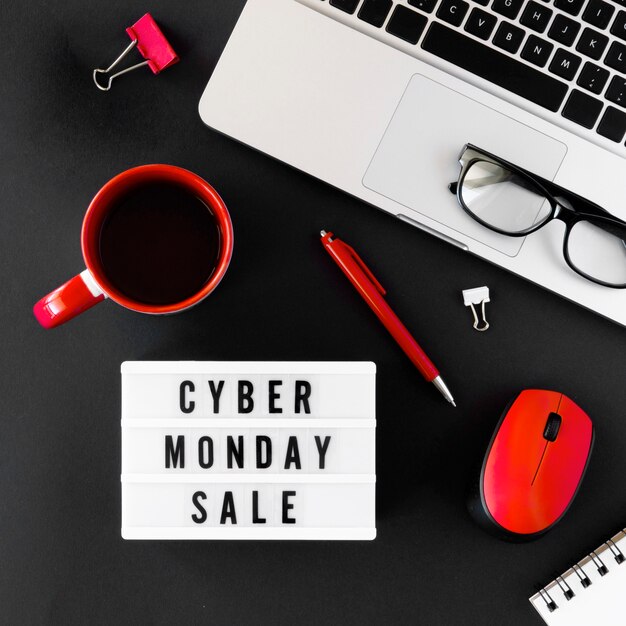 Vista dall'alto del laptop con light box e caffè per cyber lunedì