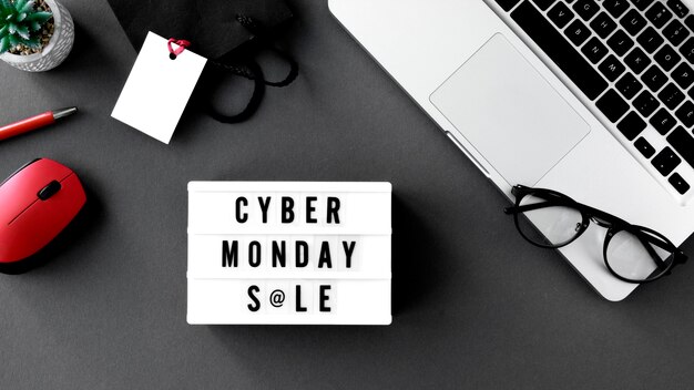 Vista dall'alto del laptop cyber lunedì con scatola luminosa e occhiali