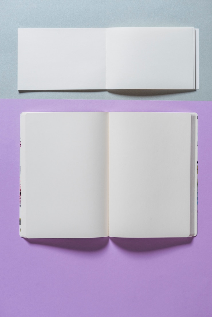 Foto gratuito vista dall'alto del libro aperto e pagine vuote