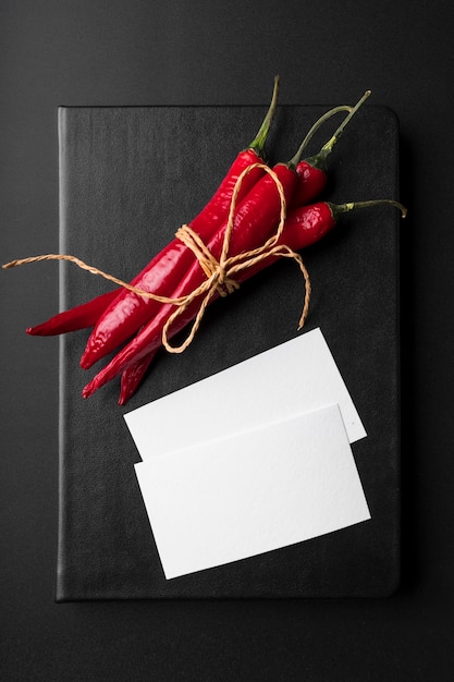 Vista dall'alto del libro di menu con peperoncino