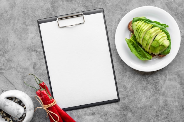 Vista dall'alto del menu vuoto con avocado e peperoncino