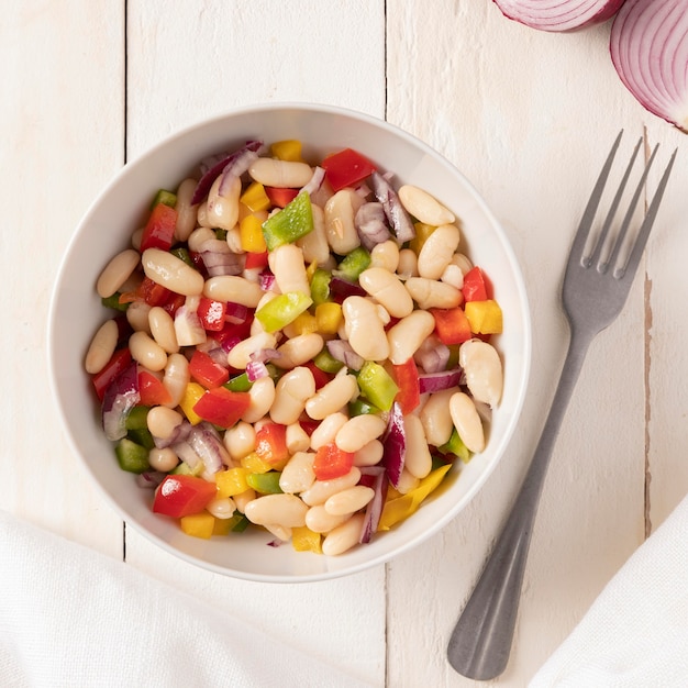 Vista dall'alto del mix di insalata di fagioli