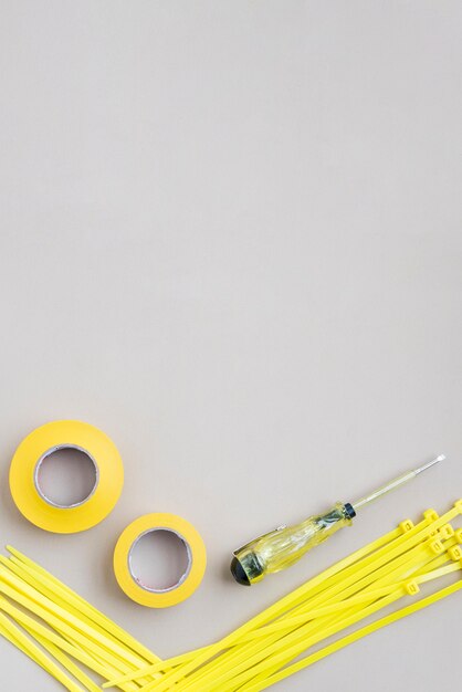 Vista dall&#39;alto del nastro giallo e del filo zip in nylon con cacciaviti elettrici