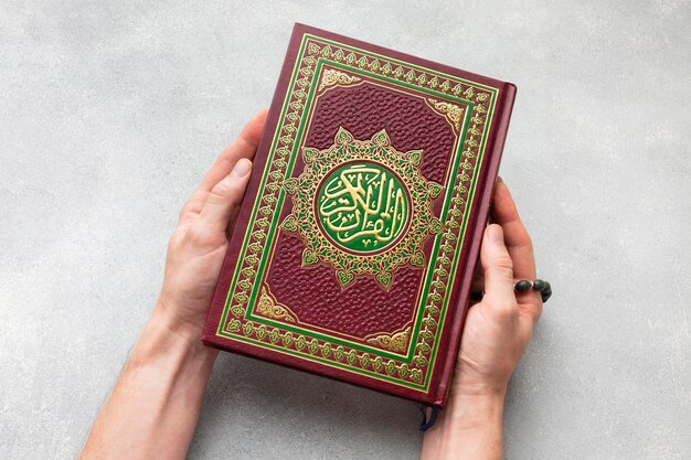 Vista dall'alto del nuovo anno islamico con il libro del Corano