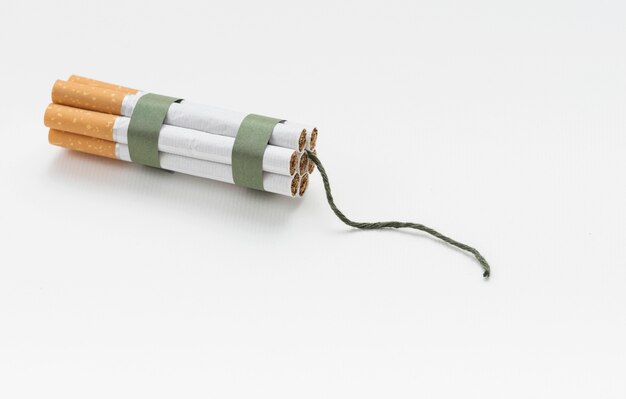 Vista dall&#39;alto del pacchetto di sigarette e stoppino su sfondo bianco
