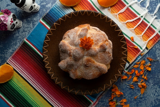 Vista dall'alto del pan de muerto al forno