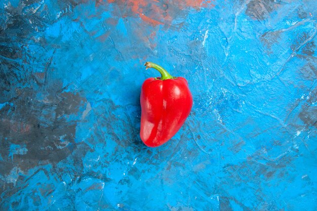 Vista dall'alto del peperone rosso sulla superficie blu
