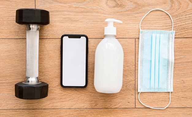 Vista dall'alto del peso con smartphone e disinfettante per le mani