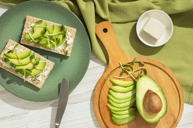 Vista dall'alto del piatto con cibo dietetico cheto e avocado