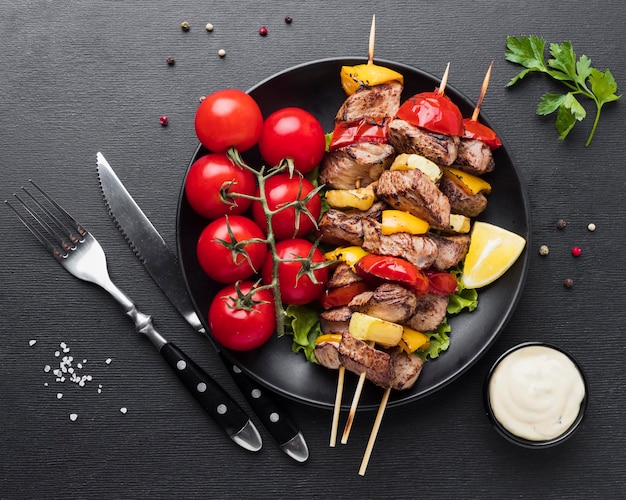 Vista dall'alto del piatto con deliziosi kebab e pomodori