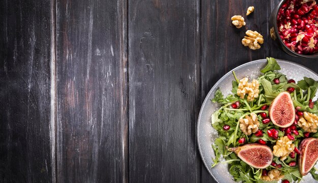 Vista dall'alto del piatto con insalata di fichi autunnali e copia spazio