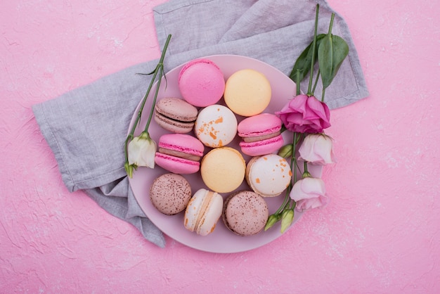 Vista dall'alto del piatto con macarons e rose