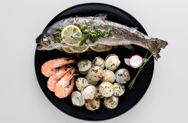 Vista dall'alto del piatto con pesce e gamberetti