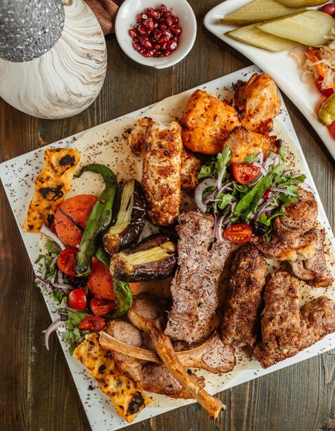 Vista dall'alto del piatto di kebab con costolette di pollo Lula Tikka e kebab di verdure