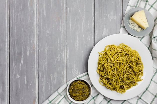 Vista dall'alto del piatto di pasta con salsa