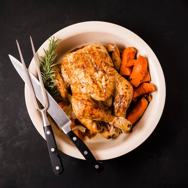 Vista dall'alto del piatto di pollo arrosto del ringraziamento con posate