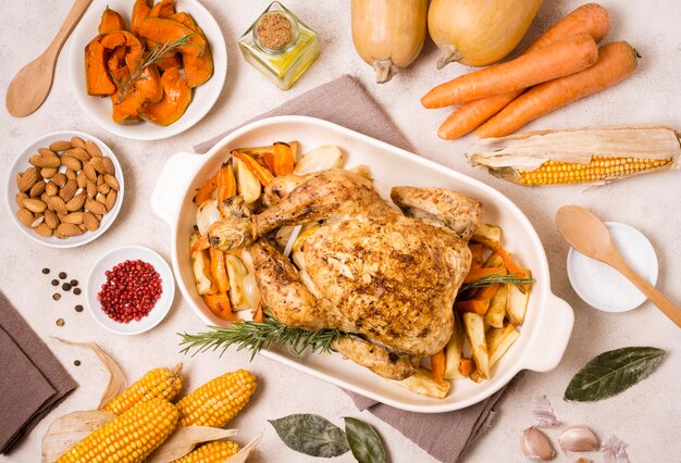 Vista dall'alto del piatto di pollo arrosto per il ringraziamento con mais