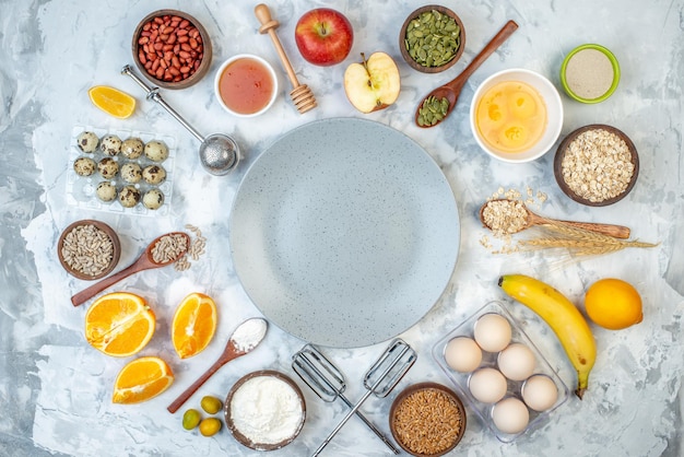 Vista dall'alto del piatto grigio e degli ingredienti per la selezione di cibi sani sulla superficie del ghiaccio