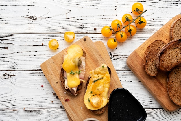 Vista dall'alto del piatto per raclette con ingredienti e cibo delizioso