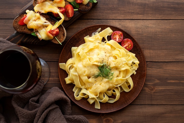 Vista dall'alto del piatto per raclette con ingredienti e cibo delizioso