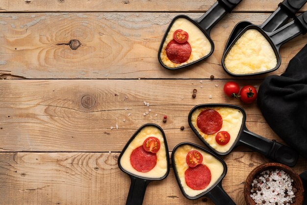 Vista dall'alto del piatto per raclette con ingredienti e cibo delizioso